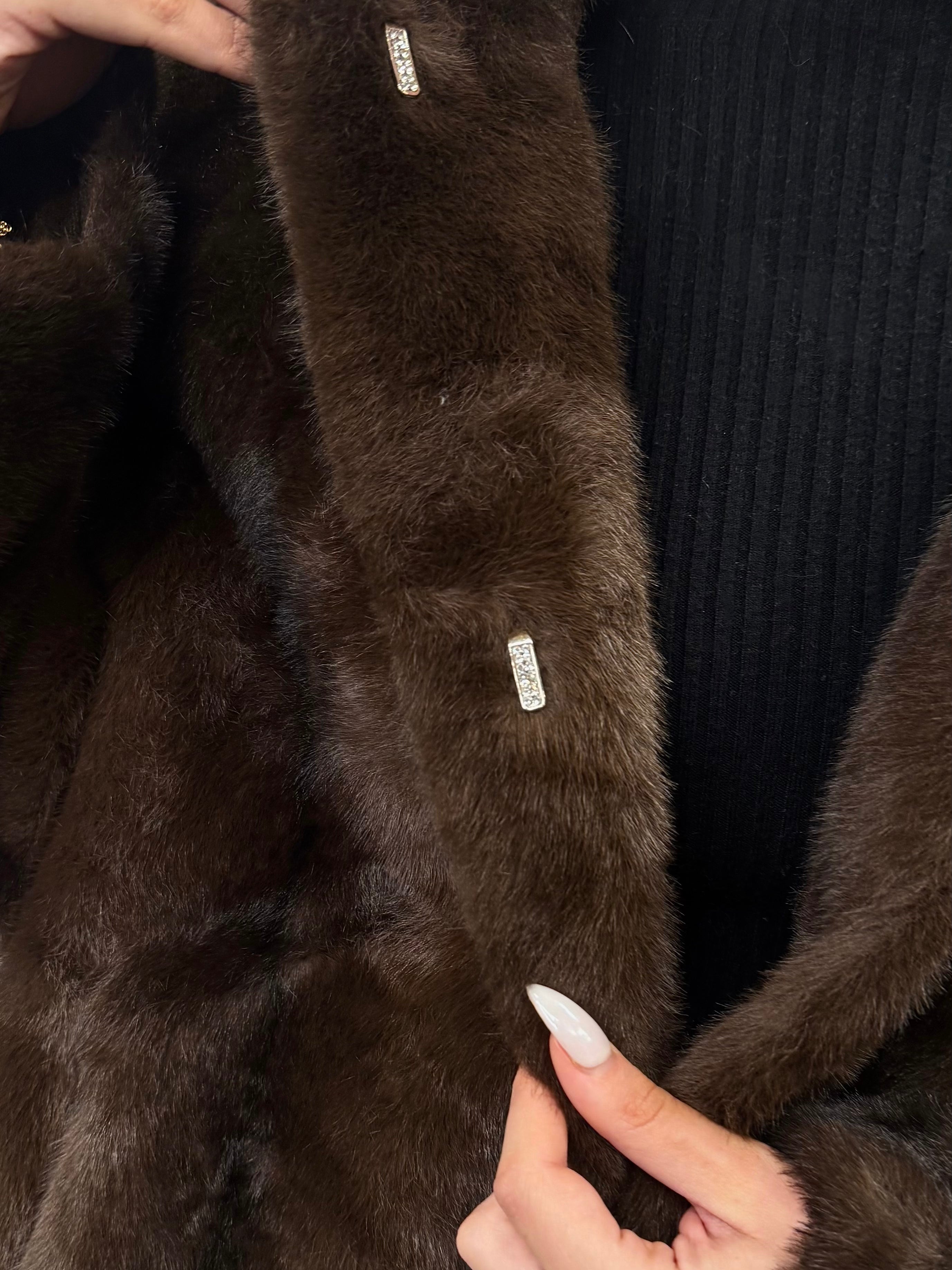 LAMÉRIE „Chocolate Glam“ – Luxury Echtfell-Optik Jacke mit Schmuckdetails