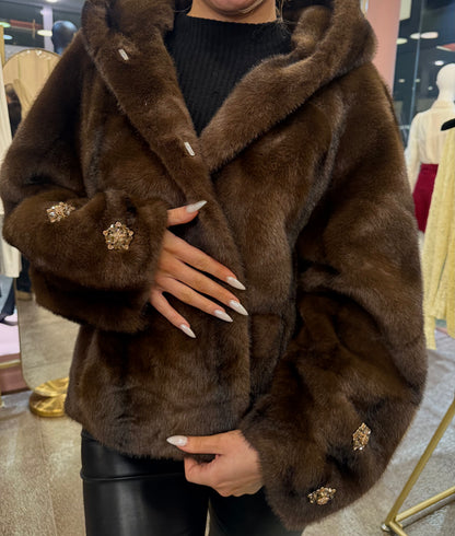LAMÉRIE „Chocolate Glam“ – Luxury Echtfell-Optik Jacke mit Schmuckdetails