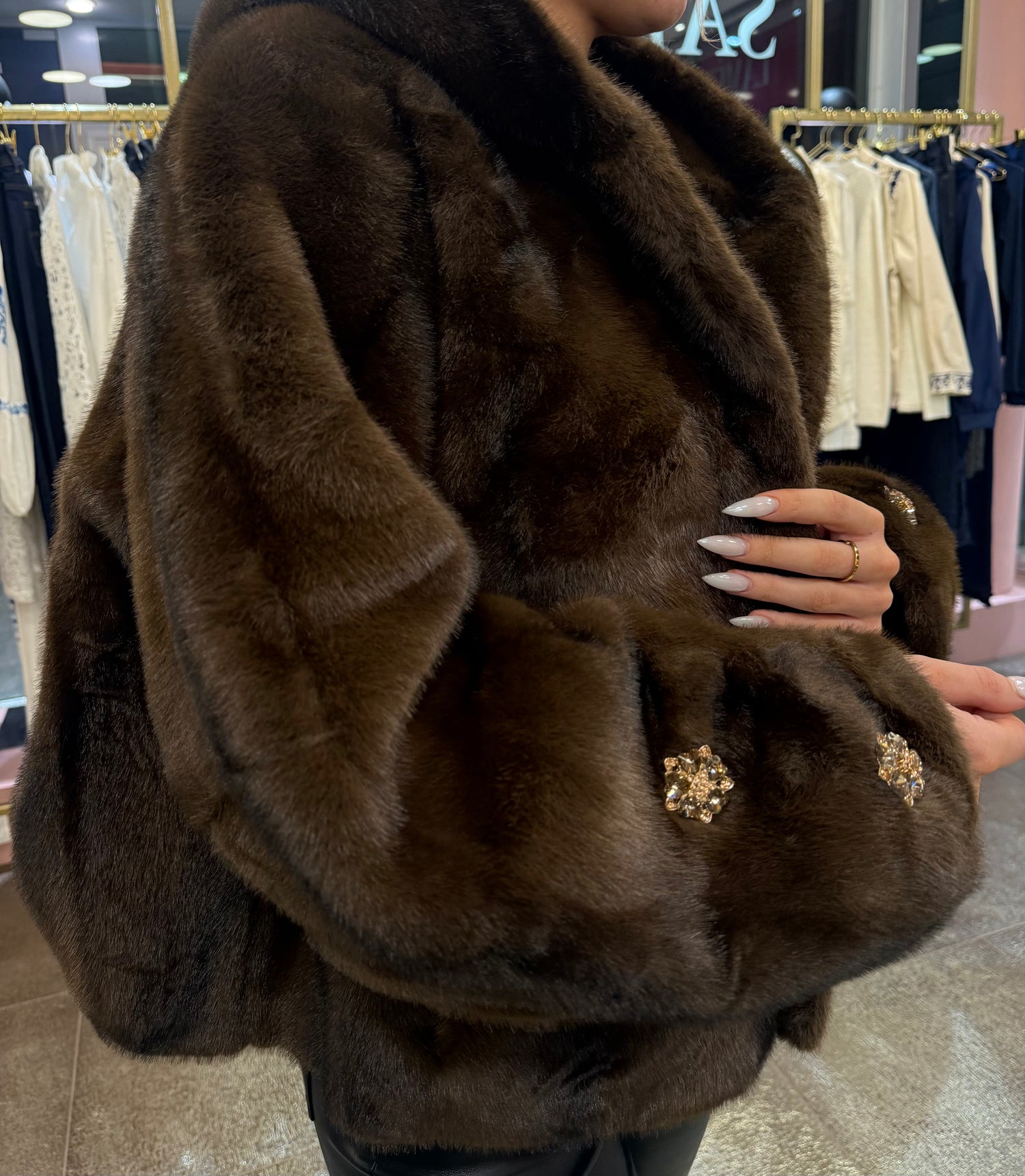 LAMÉRIE „Chocolate Glam“ – Luxury Echtfell-Optik Jacke mit Schmuckdetails