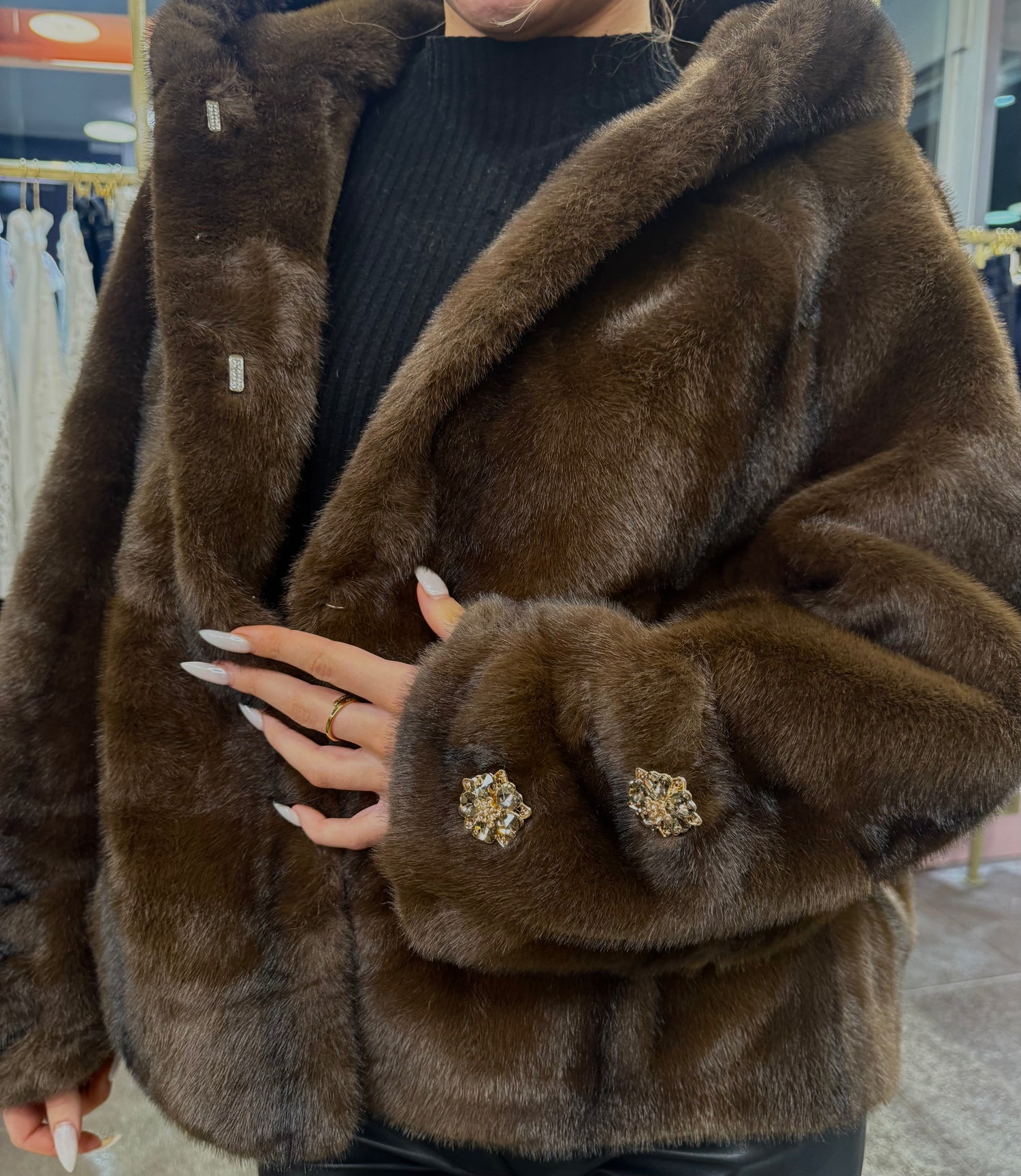 LAMÉRIE „Chocolate Glam“ – Luxury Echtfell-Optik Jacke mit Schmuckdetails