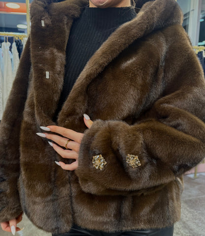 LAMÉRIE „Chocolate Glam“ – Luxury Echtfell-Optik Jacke mit Schmuckdetails